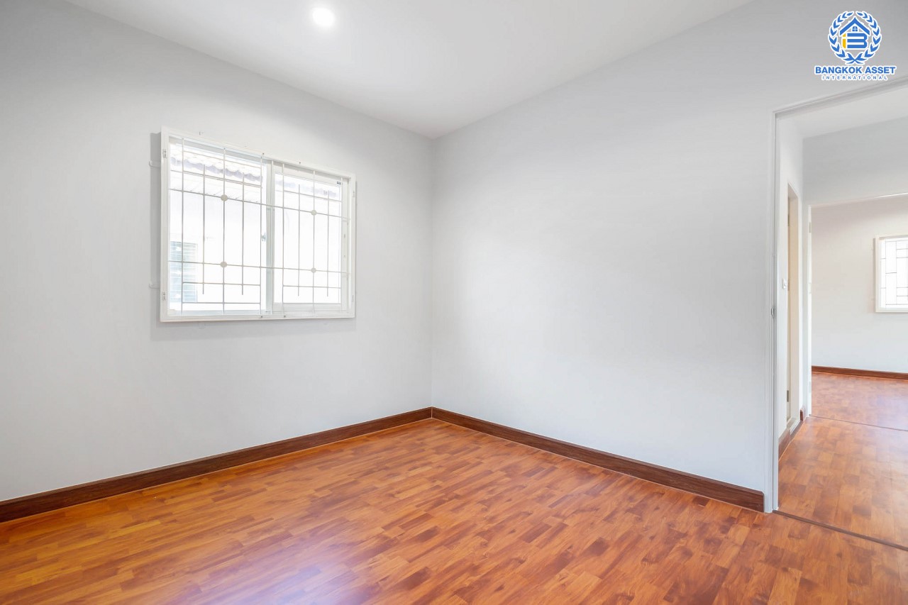 บ้านมือสองตกแต่งใหม่ ม.พฤกษาวิลเลจ11 รัตนาธิเบศร์-ราชพฤกษ์ เนื้อที่ 50 ตร.ว. ฟังก์ชั่นพร้อม 3 ห้องนอน 2 ห้องน้ำ 2 ที่จอดรถ บนทำเลศักยภาพ เข้า-ออกได้ทั้งถ.รัตนาธิเบศร์ และถ.ราชพฤกษ์ ใกล้รถไฟฟ้า "สถานีบางรักน้อยท่าอิฐ"